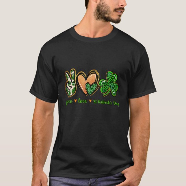 Peace Love St Patrick's Day Leopard Lucky Shamrock T Shirt (Framsida)