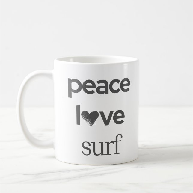 Peace Love Surf | Kustnära Surfarstrandhus Kaffemugg (Vänster)