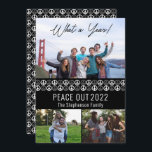Peace out 2023 What A Year 3 Photo Collage - Black Julkort<br><div class="desc">"Peace Out 2023" "What a Year!",  tre fotokollage med en solid fredssymbol och konturerar att mönster upprepar sig på framsidan och baksidan. Lägg bara till din familj namn. Sammansatt design efter Helgdag Hearts-design (reserverade höger). Mallplatshållarfoton som tillhandahålls via Unsplash.</div>