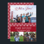 Peace out 2023 What A Year 3 Photo Collage - Red Julkort<br><div class="desc">"Peace Out 2023" "What a Year!",  tre fotokollage med en solid fredssymbol och konturerar att mönster upprepar sig på framsidan och baksidan. Lägg bara till din familj namn. Sammansatt design efter Helgdag Hearts-design (reserverade höger). Mallplatshållarfoton som tillhandahålls via Unsplash.</div>