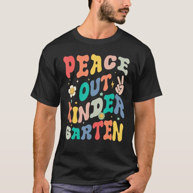 Peace Out Kindergarten Groovy Last Day of School K T Shirt (Framsida)