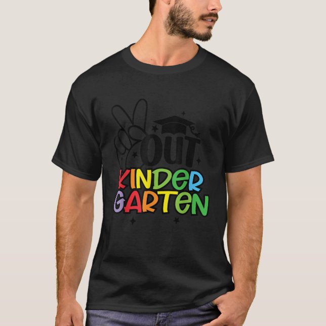 Peace Out Kindergarten Last Day School Graduation  T Shirt (Framsida)