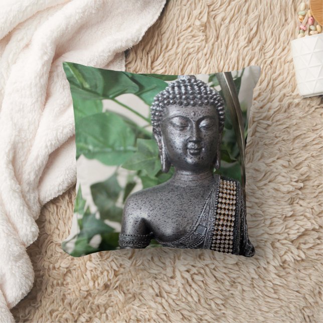 Peaceful Buddha Meditation Throw Pillow Zen Decor Kudde (Filt)