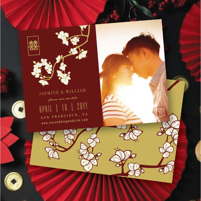 Peach Blommars Dubbla Happity Red China Photo Spara Datumet (Burgundy Red/Gold Peach/Plum Blossoms Double Happiness Chic Chinese Wedding Save The Date Postcard)
