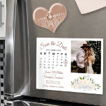 Peach Blommigt Calendar & Photo Save Date Magnetisk Inbjudningskort<br><div class="desc">Det här vackra magnetkortet är ett underbart sätt för dina vänner och din familj att få veta att rädda datumet för ditt kommande bröllop. Den roustiska boho-chicen är utformad med ett kluster av handmålat vattenfärg ro och blommar i nyanser av champagne eller mycket blek persika. Den lämnat sidan av kortet...</div>