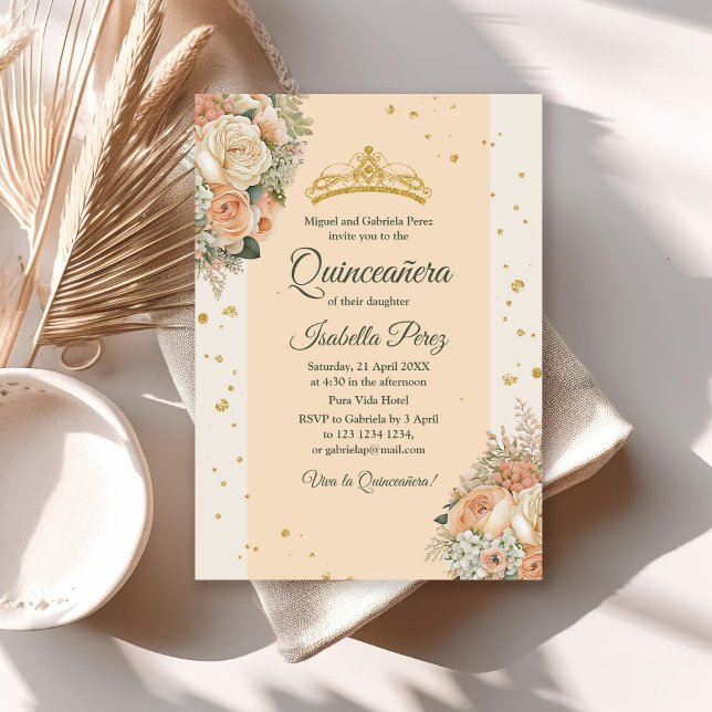 Peach Cream Blommigt och Guld Tiara Quinceanera Inbjudningar (Peach Cream Floral and Gold Tiara Quinceanera Invitation on a white table with neutral decor.)