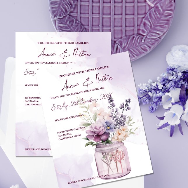 Peach Lila blommor i Mason Burk bröllopsinbjudan Vykort (Peach Purple Flowers In Mason Jar Wedding Invitation)