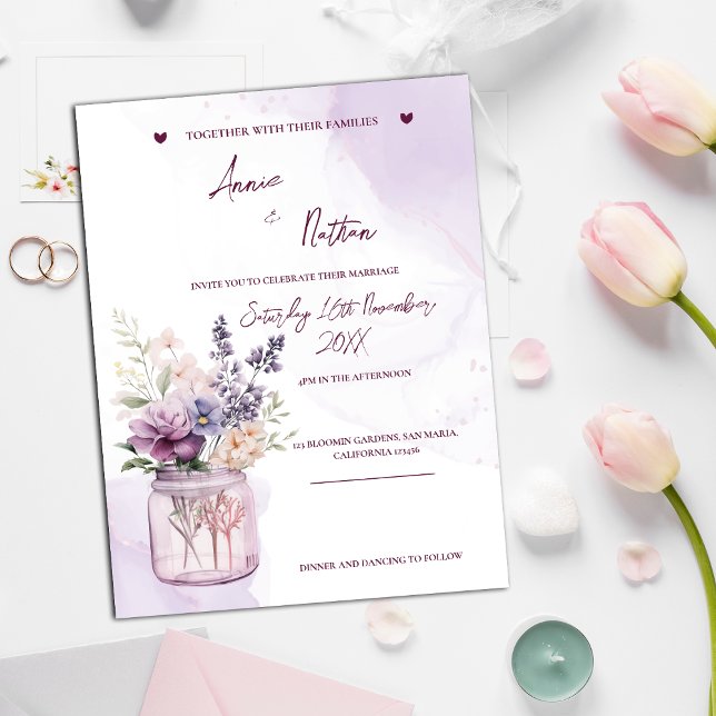 Peach Lila blommor i Mason Burk bröllopsinbjudan Vykort (Peach Purple Flowers In Mason Jar Wedding Invitation)