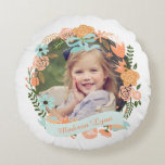 Peach Mint Girly Blommigt WAN Photo Anpassningsbar Rund Kudde<br><div class="desc">Ljuspersika och orange blommor, med mörk grönt löv som utlöser en söt blommigt. Anpassa den med ditt favoritfoto och ditt meddelande eller flickans namn. Med monogrammet i bakgrunden. Idealisk för flicka-daghemskregat eller din lilla flickas sovrum! En del inslag efter grafikmarknad. Det kommer att skriva ut hur du ser det på...</div>
