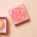 Peach Monogram Wedding Stickers Runt Klistermärke<br><div class="desc">Ett modernt, men ändå elegant, bröllop-dekal har en unik blommigt. Använda fält om du vill anpassa bruden och rummets initialer. Anpassa temat färg till kostym till bröllop. Perfekt för bröllopsfavörer och kuvertförseglingar. Om du vill se fler minimalistiska klistermärken som den här besöker du www.zazzle.com/dotellabelle Konst och design av Victoria Grigaliunas...</div>