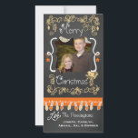 Peach/Orange Chalkboard God jul-fotokort Julkort<br><div class="desc">God jul helgdag-fotokort med en ritbordsbakgrund,  massor av persikofärgade snurrar och text som läser God jul,  en sträng med färgstarkt träd ljus i persikor och orange,  persikor och orangar som hänger ornament,  och områden som du kan anpassa dessa vackra och ljusa helgdag med ditt foto och namn!</div>