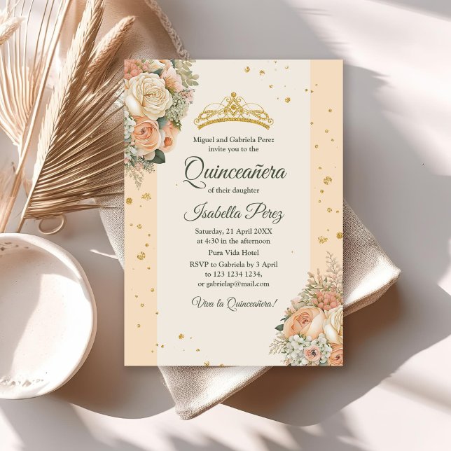 Peach Peonies och Glitter Tiara Quinceanera Inbjud Inbjudningar (Peach Peonies and Glitter Tiara Quinceanera Invite on a white table with neutral decor.)