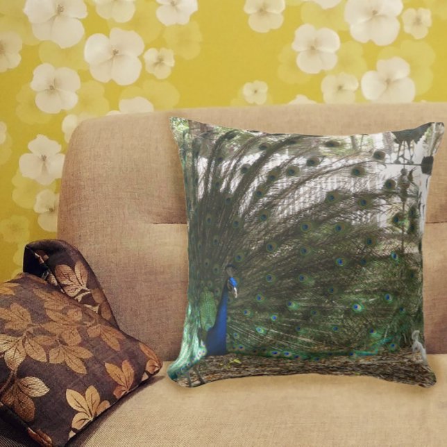 Peacock Bird Plumage och Albino Peahen Photograph Kudde (A throw pillow with a photograph of a peacock bird and an albino peahen.)