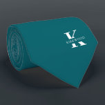 Peacock Blue | Elegant Monogram Namn | Ensidig Slips<br><div class="desc">En ensidig elegant med ett fet vitt monogram över en Peacock Blue-bakgrund. Ovanpå detta monogram sitter ditt förnamn eller efternamn som är skrivet i alla huvudstäder. Om du vill ha ett djärvare utseende för namn inuti det stora brev kan du göra följande: Använda anpassningsfunktionen och redigera och klicka på namn....</div>