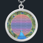 Peacock Bröllop Photo Silver Necklace Silverpläterat Halsband<br><div class="desc">Anpassa det här söt halsbandet att ha som bröllopsfavörer på bröllopsmottagningen eller att ha en själv som en hågkomst till din speciella dag. Detta halsband är också perfektens gåva till bruden på hennes möhippa. Anpassa genom att lägga till fotot och ändra texten i fält. Du kan ändra teckensnittet stil, storlek...</div>