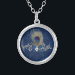 Peacock Feather Bridesmaid's Necklace Silverpläterat Halsband<br><div class="desc">Fint brudesmeds presenthalsband med grafik av blå dammbakgrund,  med en silver-blomning,  blå bog,  pärla och dekoration för pålfjäder. Underbar presentidé för en plocka som kallas bröllop. Matchande bröllop-produkter finns tillgängliga.</div>