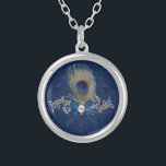 Peacock Feather Bridesmaid's Necklace Silverpläterat Halsband<br><div class="desc">Fint brudesmeds presenthalsband med grafik av blå dammbakgrund,  med en silver-blomning,  blå bog,  pärla och dekoration för pålfjäder. Underbar presentidé för en plocka som kallas bröllop. Matchande bröllop-produkter finns tillgängliga.</div>