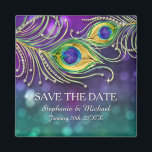 Peacock Feather Bröllop Jeweled Spara datum Magnet<br><div class="desc">Matchande Spara datum magneter för familj och vänner. Vill du ha en elegant, en festlig Peacock Feather Théed Party Bröllop som är klassad och vacker? Denna formgivning är gjord med vattenfärgade påfågelfjädrar som är tillagade med grafiskt designade diamantjuveler (Obs! Detta är en platt tryckt inbjudan där inga egentliga juveler, guld...</div>