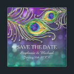 Peacock Feather Bröllop Jeweled Spara datum Magnet<br><div class="desc">Matchande Spara datum magneter för familj och vänner. Vill du ha en elegant, en festlig Peacock Feather Théed Party Bröllop som är klassad och vacker? Denna formgivning är gjord med vattenfärgade påfågelfjädrar som är tillagade med grafiskt designade diamantjuveler (Obs! Detta är en platt tryckt inbjudan där inga egentliga juveler, guld...</div>