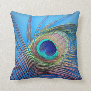 Peacock Feather på blå dekorfyllning Kudde