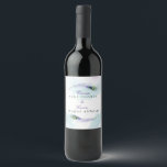 Peacock Feather Vinflaska Etikett<br><div class="desc">Peacock Feather. Dessa eleganter, de lila vin-etiketterna för fågelfjädrar är designade med två fjädrar för vilda djur som är inslagna kring elegantens typografi och vattenfärgsbakgrund. Anpassa den här designen med ditt namn, bröllop-datum och alla andra anpassningsbar som du vill inkludera! Bakgrunden färg är vit, men du kan välja en fyllning...</div>