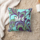 Peacock Paisley Lila och Grönt Välj Färg Kudde<br><div class="desc">Lila Turcos Aqua Teal Blue och Grönt Vintage Peacock Paisley Bröllop-årsdagen Pillow. Retro English Cottagecore Aesthetic Bröllop-årsdagen Decor Pillow Turcos Lila och Grönt. Så Cute och Romantic! Turquise Bröllop 2:a årsdagen av gåvor. Vacker Aqua Teal Boho Bohemian Pillow på andra Bröllop-årsdagen. Du kan anpassa den här Vintagen Inslag Pillow så...</div>