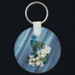 Peacocks & Emerald Grönt Metallic Silke Nyckelring<br><div class="desc">Två brittiska Peacockar med slender nacke som slutar i ett långt extravagant dekorativt svan av imponerande fjädrar som krymper kring vitvita fransk-blommor på en chic som dyker upp vid den metalliska grönten silke,  med texturerad bakgrund från friland mönster</div>