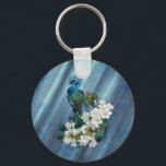 Peacocks & Emerald Grönt Metallic Silke Nyckelring<br><div class="desc">Två brittiska Peacockar med slender nacke som slutar i ett långt extravagant dekorativt svan av imponerande fjädrar som krymper kring vitvita fransk-blommor på en chic som dyker upp vid den metalliska grönten silke,  med texturerad bakgrund från friland mönster</div>