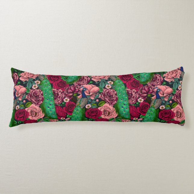 Peacocks in the rose garden 2 kroppskudde (Framsidan)