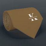 Peanut Brown Elegant Monogram   Namn Slips<br><div class="desc">En elegant som har ett fet vitt monogram över en Peanut Brown-bakgrund. Ovanpå detta monogram sitter ditt förnamn eller efternamn som är skrivet i alla huvudstäder. Om du vill ha ett djärvare utseende för namn inuti det stora brev kan du göra följande: Använda anpassningsfunktionen och redigera och klicka på namn....</div>