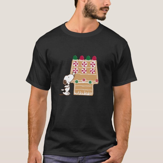 Peanuts Christmas Snoopy Reaching For Candy Cane  T Shirt (Framsida)