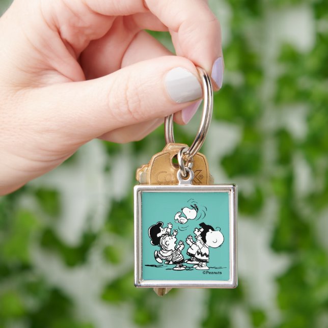 Peanuts Gang Lifts Snoopy Fyrkantig Silverfärgad Nyckelring (Hand)