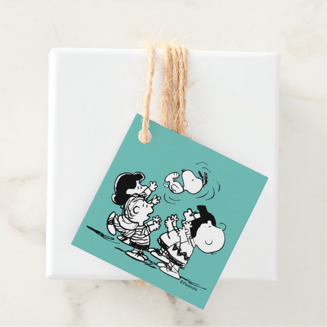 Peanuts Gang Lifts Snoopy Gåvor Etiketter (På plats)
