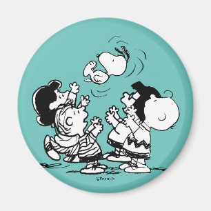 Peanuts Gang Lifts Snoopy Magnet