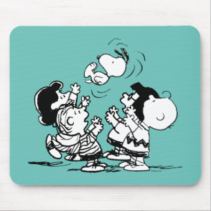 Peanuts Gang Lifts Snoopy Musmatta