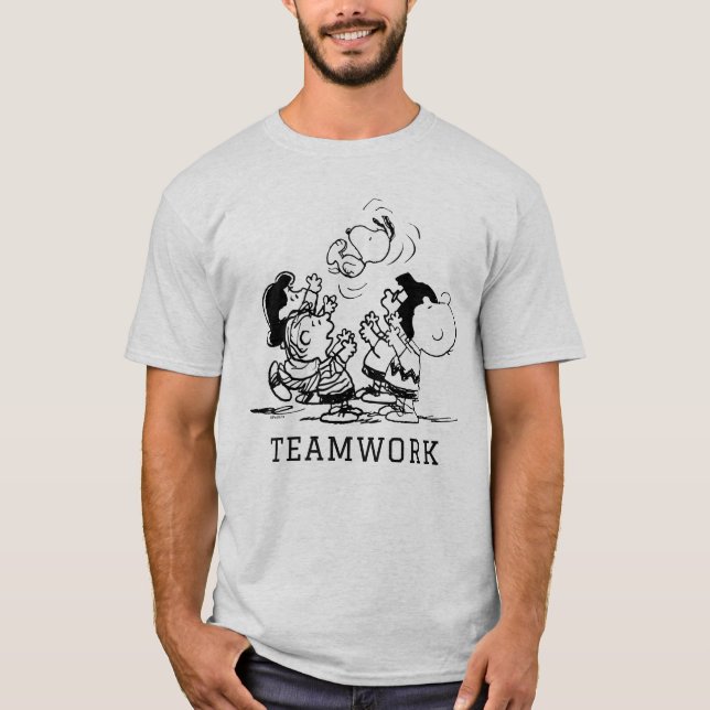 Peanuts Gang Lifts Snoopy T Shirt (Framsida)
