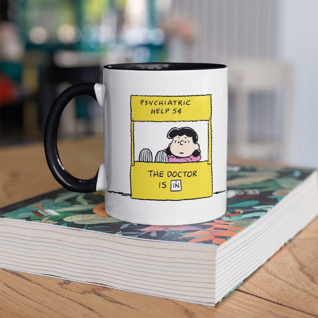 Peanuts | Lucy & Doktorn Är Inne Mugg (Mug on table)