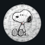 PEANUTS | Snoopy på svartvita Tecknader Darttavla<br><div class="desc">Den här jordnötsbilden har Snoopy sitta på bakgrunden av svarta och vita Charles M. Schulz-tecknader.</div>