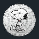 PEANUTS | Snoopy på svartvita Tecknader Darttavla<br><div class="desc">Den här jordnötsbilden har Snoopy sitta på bakgrunden av svarta och vita Charles M. Schulz-tecknader.</div>