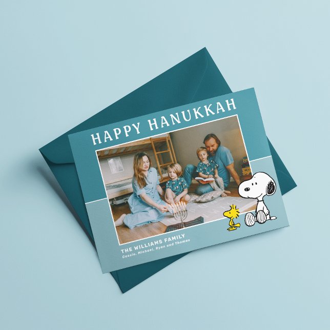 Peanuts | Snoopy & Woodstock Glad Hanukkah Helgkort (Card on table)