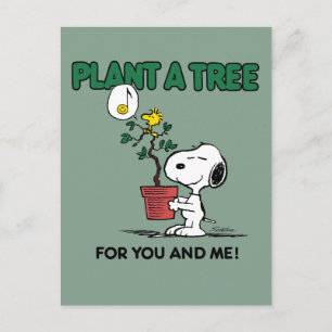 Peanuts Snoopy & Woodstock Planterar Ett Träd Vykort