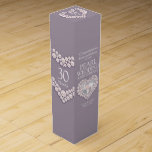 Pearl 30:e bröllop-årsdagen, foto vin box presentask för vinflaska<br><div class="desc">30:e pärlårsjubileet vin eller spritbox. Vackra pärlor i en hjärna med fotomallen Bröllop vin-förpackning på årsdagen. Anpassa med dina egna mottagare, information om namn eller släktingar och foto. Det 30:e årsjubileet förknippas traditionellt med pärlpärlor. För närvarande läser Grattisarna Kathy och Richardo på er Bröllop-årsdag plus årsdag. Sarah Trett är unikt...</div>