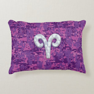 Pearl Aries Zodiac-tecken på Rosa Digital Camo Dec Prydnadskudde