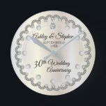 Pearls and Diamonds 30:e Bröllop-årsdagen Rund Klocka<br><div class="desc">Den här 30:e årsdagen av bröllop är en perfekt elegans i ramar i en unik skalopad diamantdesign med centerdroppdiamanter och pärlaccenter i stället för siffror och faux-tillagda gnistor på en vit guld-tonsgradient. Observera att alla varningstexter är tryckta och endast får förekomma så reellt som möjligt i en platt, tryckt design....</div>