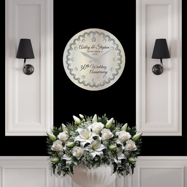 Pearls and Diamonds 30:e Bröllop-årsdagen Stor Klocka (Elegant Faux Pearls and Diamonds 30th Wedding Anniversary Large Clock)