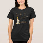 Pearls Prosecco Guld Maid of honor Namn Hen Party T Shirt<br><div class="desc">Pearls Prosecco Guld skriver Maid of honor Namn Hen Party. Pearls & Prosecco på framsidan och Maid of honor på baksidan finns i ett angivet skript för elegant i guld - andra roller finns också i den här samlingen. Resten av texten kan du enkelt anpassa.</div>