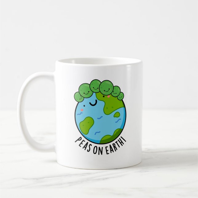 Peas on Earth Funny Veggie Peace Pun Kaffemugg (Vänster)