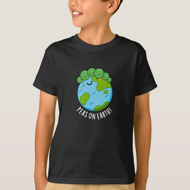 Peas on Earth Funny Veggie Peace Pun Mörk BG T Shirt (Framsida)