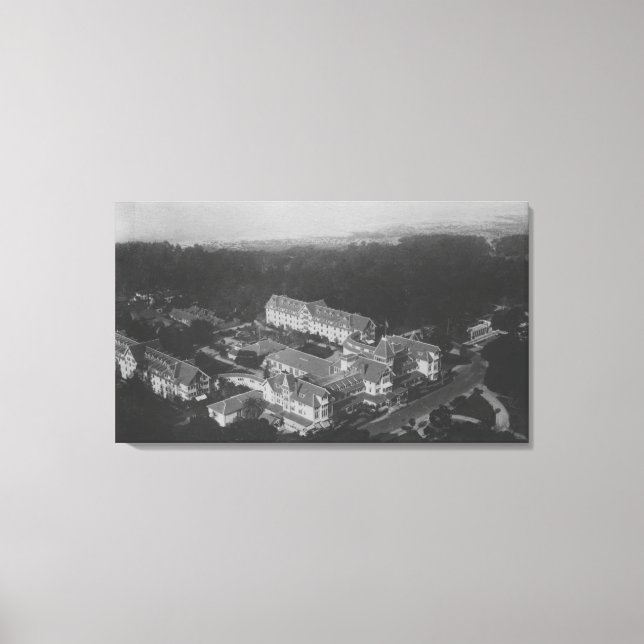 Pebble Beach, CA - Hotel Del Monte Aerial View Canvastryck (Framsida)