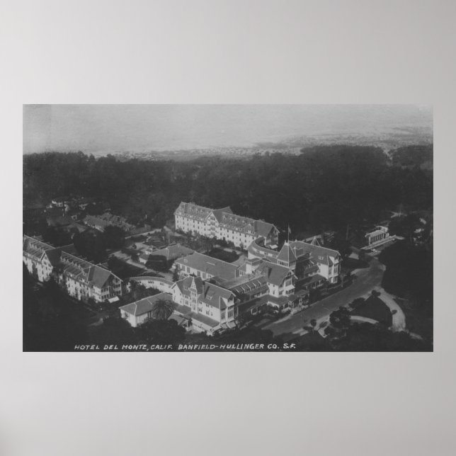 Pebble Beach, CA - Hotel Del Monte Aerial View Poster (Framsidan)